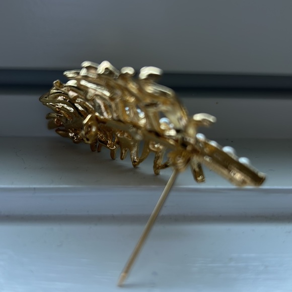 Gerry’s Flaming Feather Faux Pearl Brooche - Picture 10 of 13